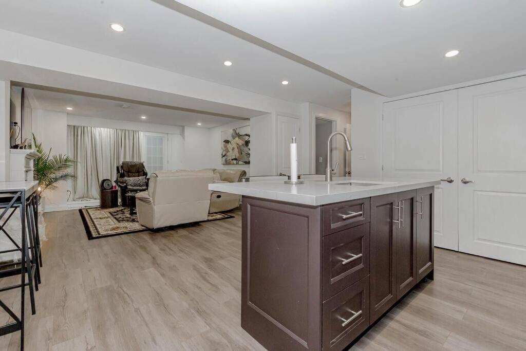 Luxury Basement Apartment In Oakville Eksteriør billede